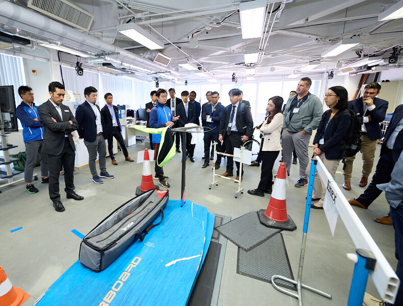 <p>The HKSI sport scientist introduced the latest technology in the Sport Biomechanics &amp; Technology Centre of the HKSI to overseas participants.</p>
